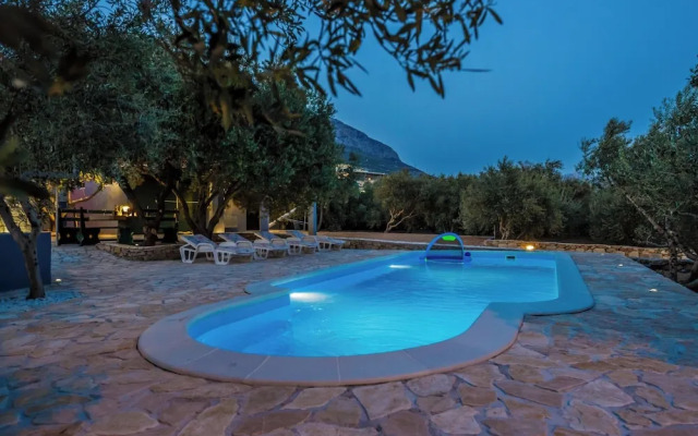 Luxury villa complex Pendolino with heated pool and jacuzzi