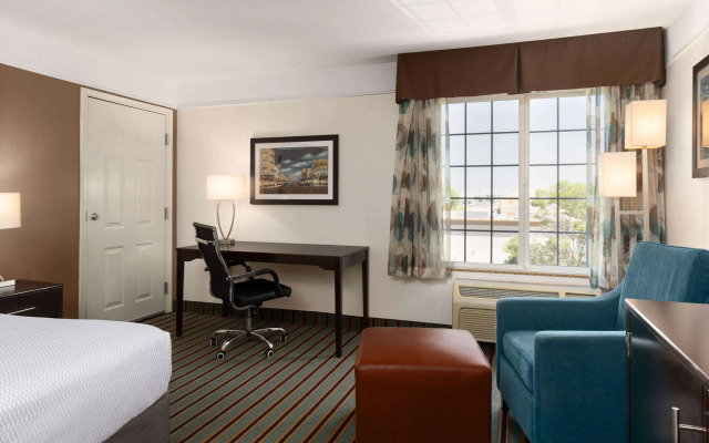La Quinta Inn & Suites by Wyndham Bakersfield North