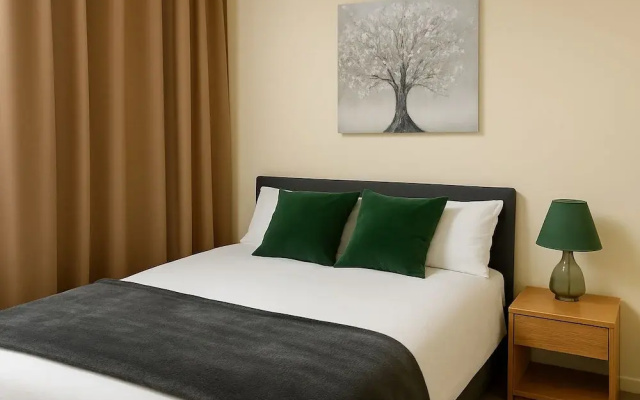 House - Sleeps 8 - Garden - Pet Friendly - Parking