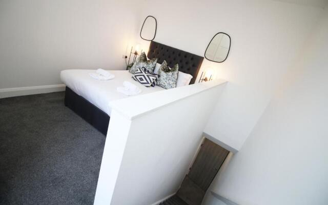 NEW Spacious 2 Bed Getaway - Private Courtyard! - Underfloor Heating