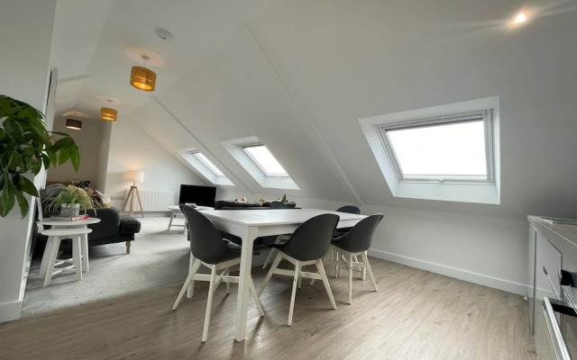 Stunning Town Centre Penthouse w Sea Views