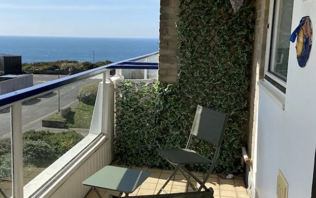 Stunning 2 bed Seaside Apartment With Sea Views