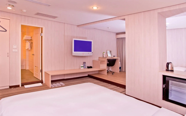 Yomi Hotel - MRT Shuanglian Station