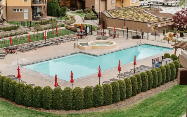 Lakefront Beachfront top Floor Condo w Pool