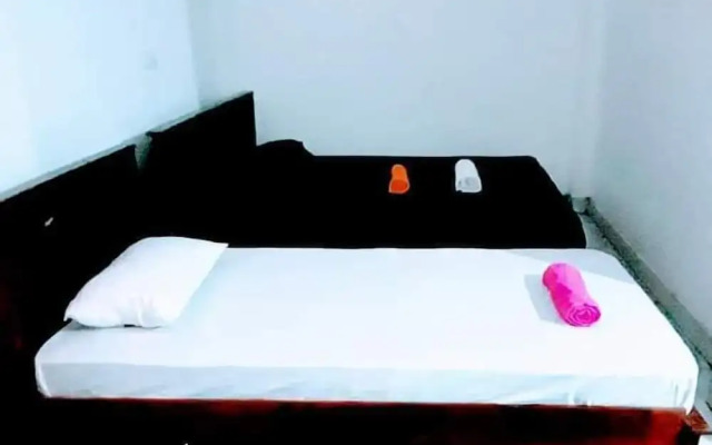 Black And White Kandy Guest House