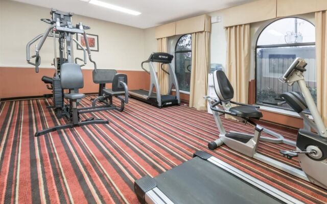 Days Inn & Suites Winnie