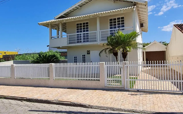 Ampla casa com 5 quartos e vista para o mar