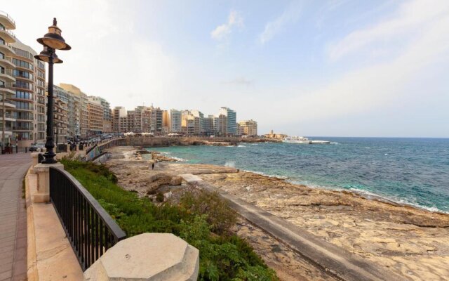 Spacious Seafront APT with Living, Sofa, WIFI & AC by 360 Estates
