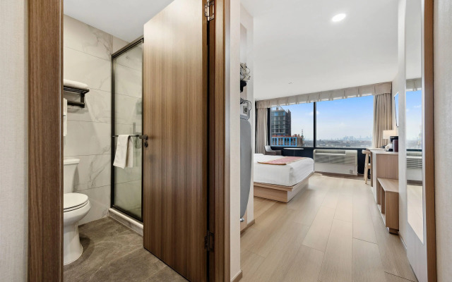 Ramada by Wyndham Flushing Queens
