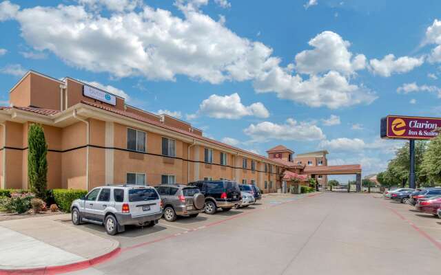 Clarion Inn & Suites DFW North