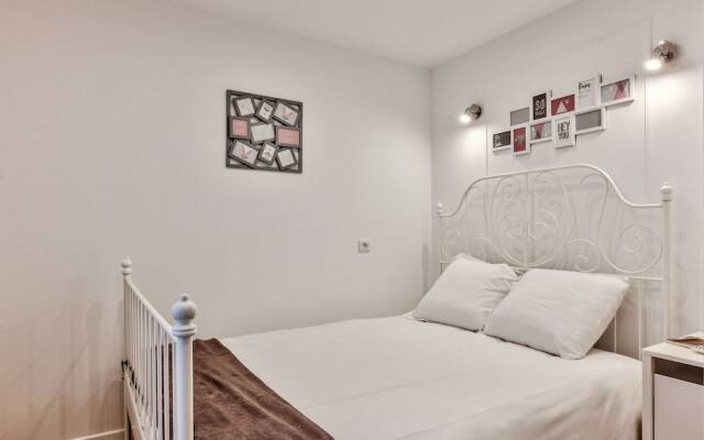 14 - Luxury Flat Eiffel Design 1