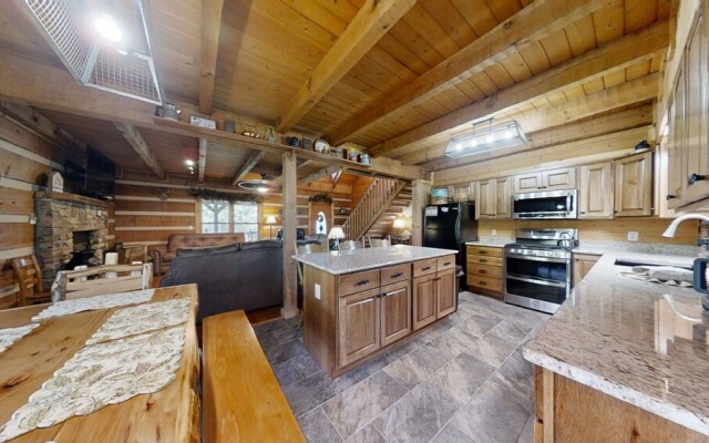 Dogwood Acre 3 Bedroom Cabin by RedAwning