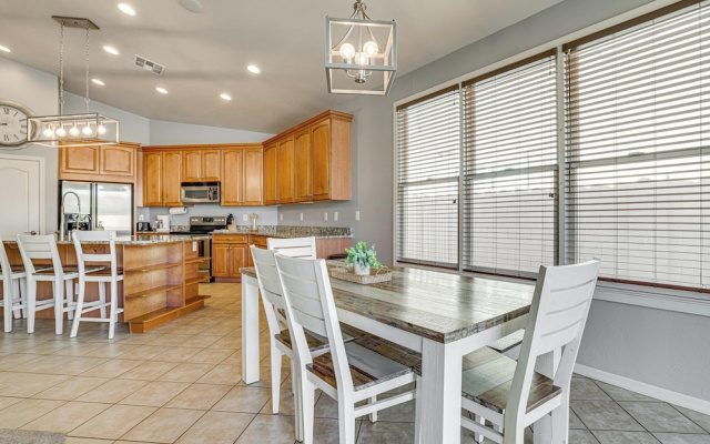 Poolside Oasis: Group-friendly Getaway in Phoenix!