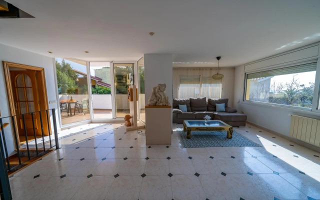 Villa Lux Gallery AC