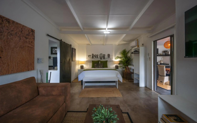 Foxy Crocodile Bush Lodge & Kruger Safaris