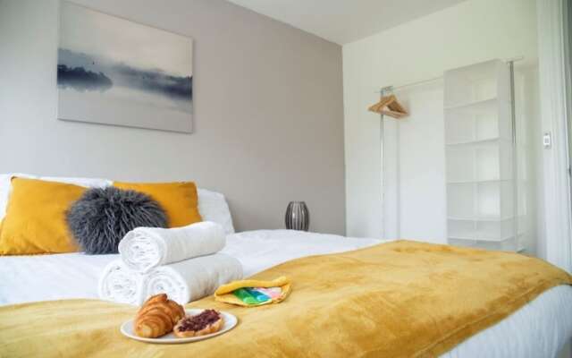 Contractorscleancharming 2-bed House in Coventry