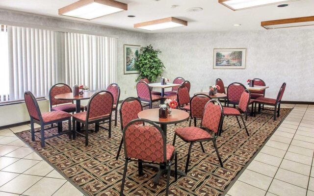 Econo Lodge Inn & Suites