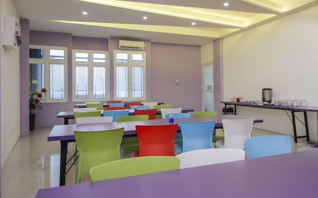 RedDoorz Plus near Stasiun Bekasi