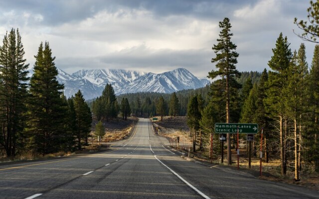 Escape to The Summit - Pool & HT Next Door