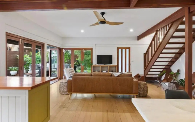 Garden Oasis-1 min from the beach & pet friendly!