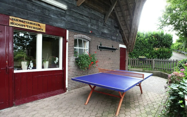 Quaint Farmhouse near River in Oosterwijk