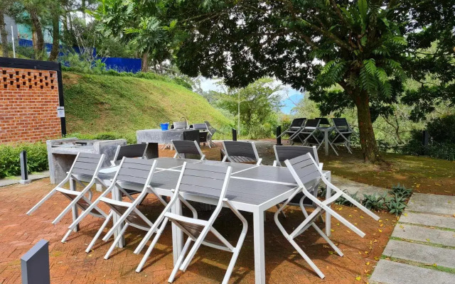 2 bedrooms surrounding natural View and pool