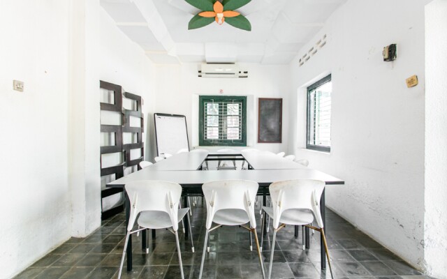 RedDoorz Plus near Taman Sari 2