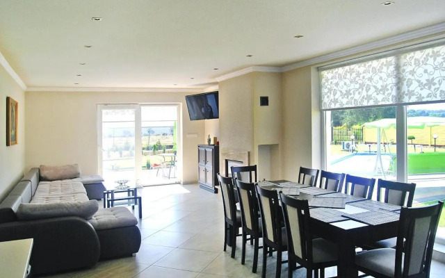 Terraced House With Pool and Sauna, Sieciemin