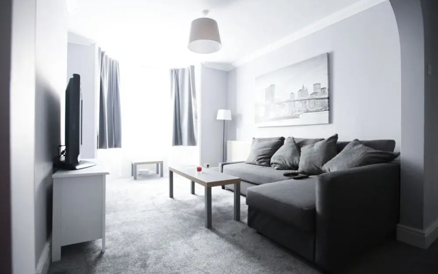 Honest Hospital House Apt.1