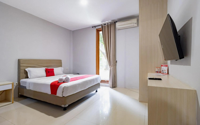 RedDoorz Plus near Cilandak Town Square 2 – Guest Rooms – Jakarta
