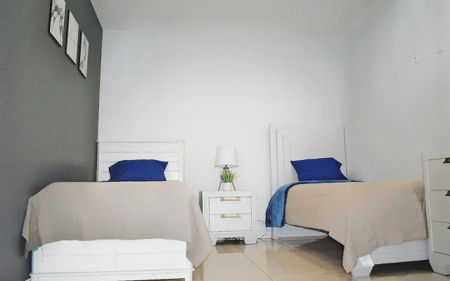 Elegant Apartment 10 min to Mercedes Outlets