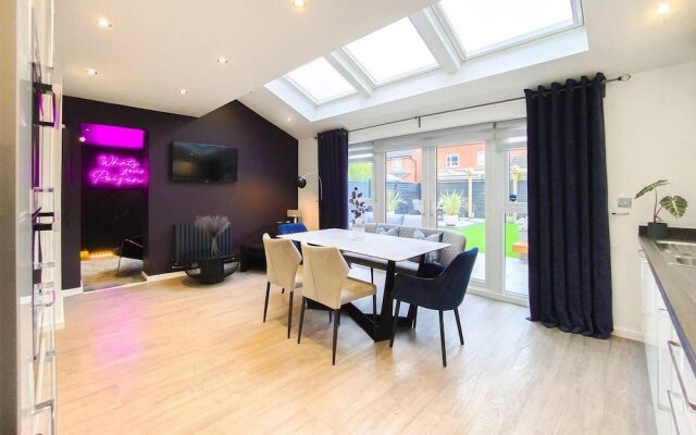 Stunning 4 Bed House With Cinema Room & Parking