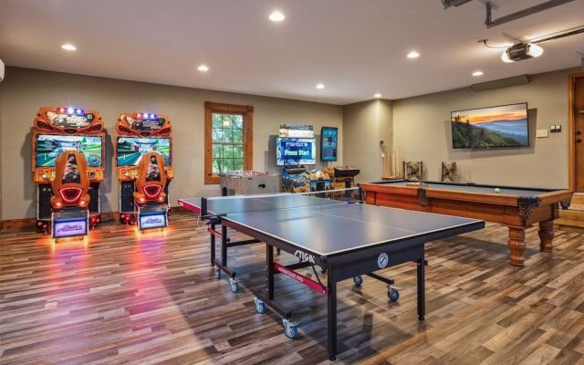 Grand Mountain Getaway 8 Bedroom Home by Redawning