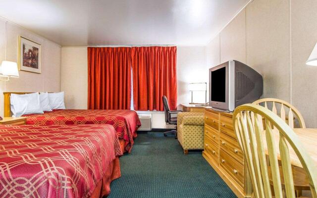 Rodeway Inn & Suites Brunswick near Hwy 1