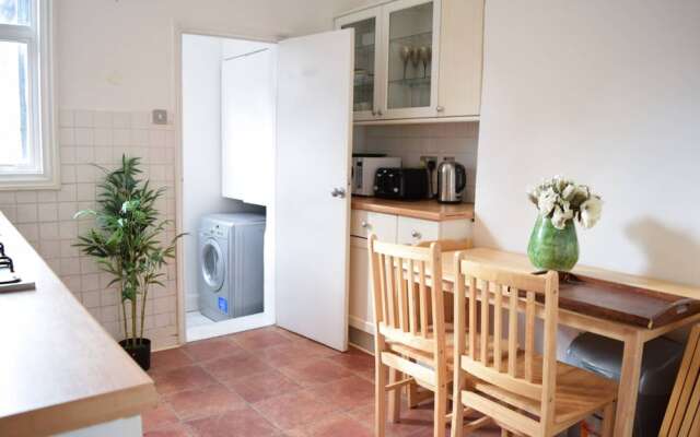 Spacious 4 Bedroom House Close to Tooting Station