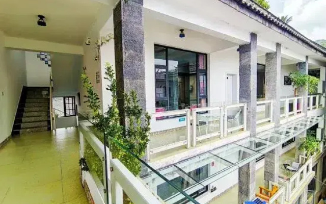 dali deep blue courtyard hoyel