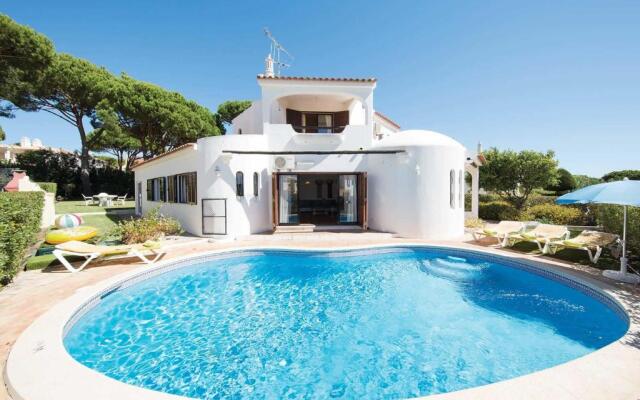 Nestled in Vilamoura, Private Pool, Free Off-street Parking, AC & Wifi