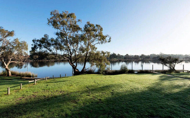Swan River Hotel