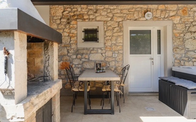 Warm Holiday Home With Terrace