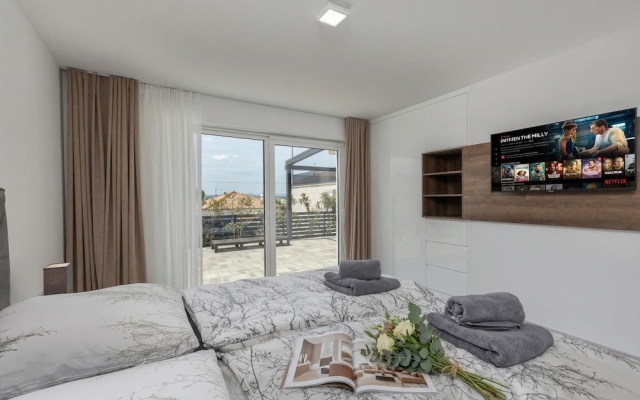 Spacious Pool Apartment Crikvenica
