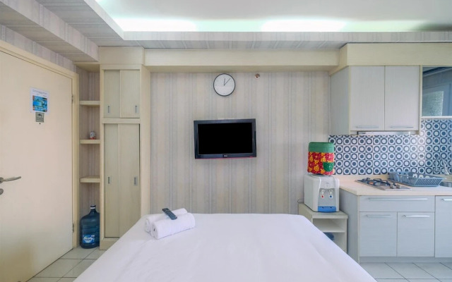 Lovely Studio Green Pramuka Apartment near Shopping Center