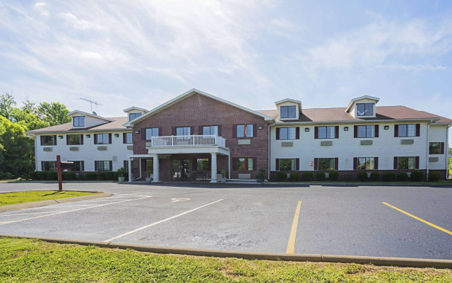 Econo Lodge Inn & Suites