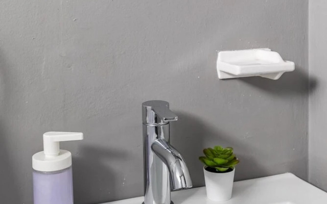 2BR Apartment w Netflix Near DT Hamilton