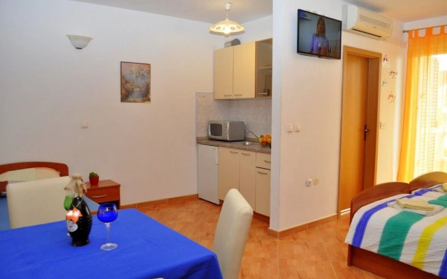 Ivi - big Parking and Courtyard - SA3