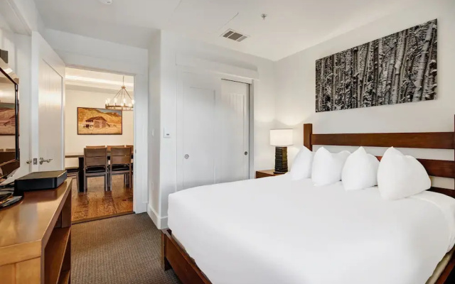 Spacious 4 Bedroom  Steps From Winter Activities Condo by RedAwning