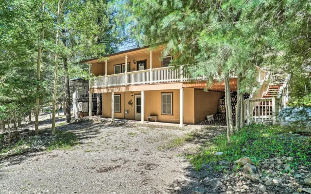 Rustic Cloudcroft Home ~ 2 Mi to Ski Slopes!