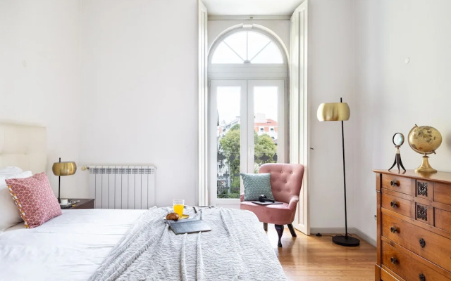 JOIVY Splendid 2BR Apt w/ parking&balcony, 10mins to Praça do Comércio