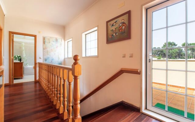 Aroeira Villa Sleeps 10 With Pool