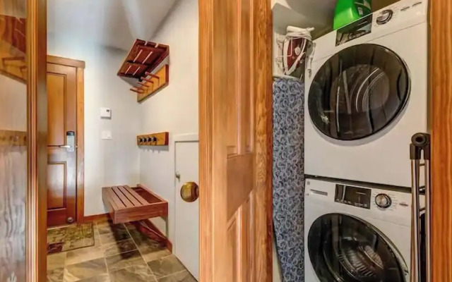 Creekside 2 Bedroom With Incredible Mountain Views