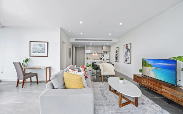 HomeHotel-Ultra Luxury 2 Bedroom next to Mall & Train